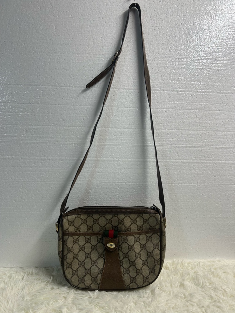 Gucci Brown GG Canvas Crossbody with Signature Green-Red Web. Authentic - Picture 2 of 16